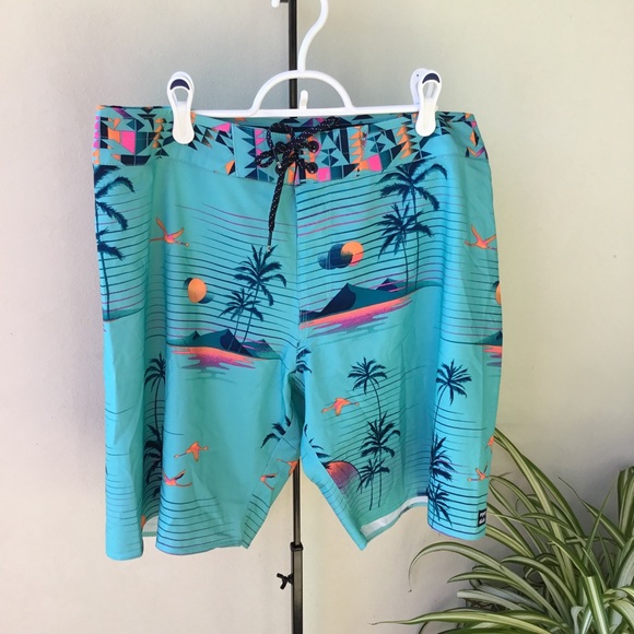 Billabong Men's shorts Size 36 EUC Aqua Blue with Island print - Picture 9 of 16